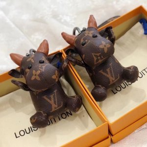 LOUIS VUITTON (ルイヴィトン) 超可愛 牛 モノグラム アニマル チャーム キーホルダー キーリング 飾り 鞄飾り 芸能人愛用 財布飾り プレゼント勧め 海外通販 送料無料[#12064]