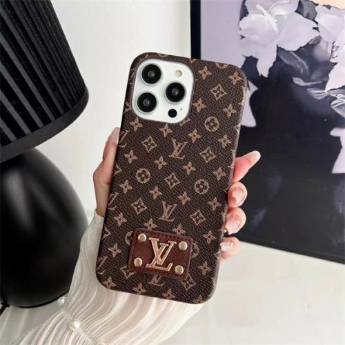 人気 芸能人愛用 LOUIS VUITTON ルイヴィトン モノグラム IPHONEケース 15 アイフォンケース ワッペン メタルロゴ  携帯カバー スマホケース  モノグラム