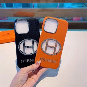 HERMES iPhone 15 スマホケース ハイ ブランド  風 エルメス スマホ 携帯 アイフォン ケース カバー 人気 プリント apple メタルロゴ 透かし彫り 手触り 芸能人 ラインストーン