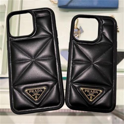 プラダ PRADA iPhoneケース キルティングレザー ブラック アイフォン16 PRO MAX 14 PRO MAX対応 高級ブランド ケース ブラック ファッション IPHONE16 PRO MAX14 PRO MAX 15 16ケース ブランド アイフォンケース