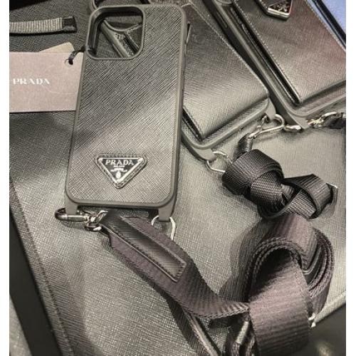 プラダ PRADA サフィアーノレザー iPhoneケース ストラップ付き 高級ブランドケース モバイルアクセサリー