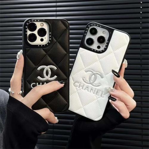 CHANEL シャネル iPhoneケース iPhone 14/15/16 Pro Max対応 高級キルティングレザーケース ブランドロゴ刺繍デザイン 全機種対応 ブラック&ホワイト 人気 高品質 新作 ファッション IPHONE16 PRO MAX14 PRO MAX 15 16ケース ブランド アイフォン15 16ケースファッション 全機種対応